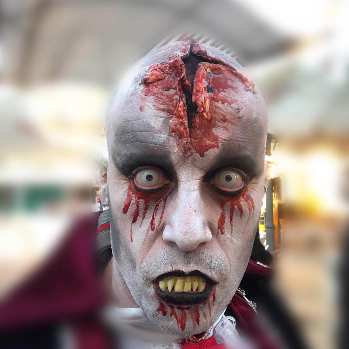 Ambientación temática con personajes y decoración